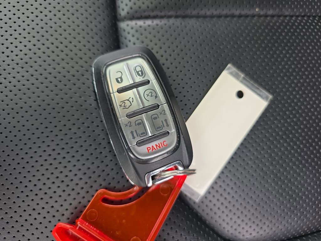Used 2025 Chrysler Pacifica Limited image 37