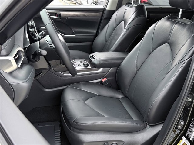 Certified 2025 Toyota Highlander Limited image 28