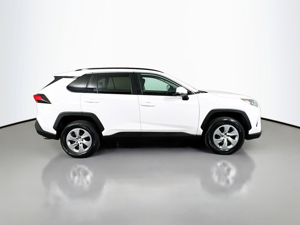 Used 2021 Toyota RAV4 LE image 6