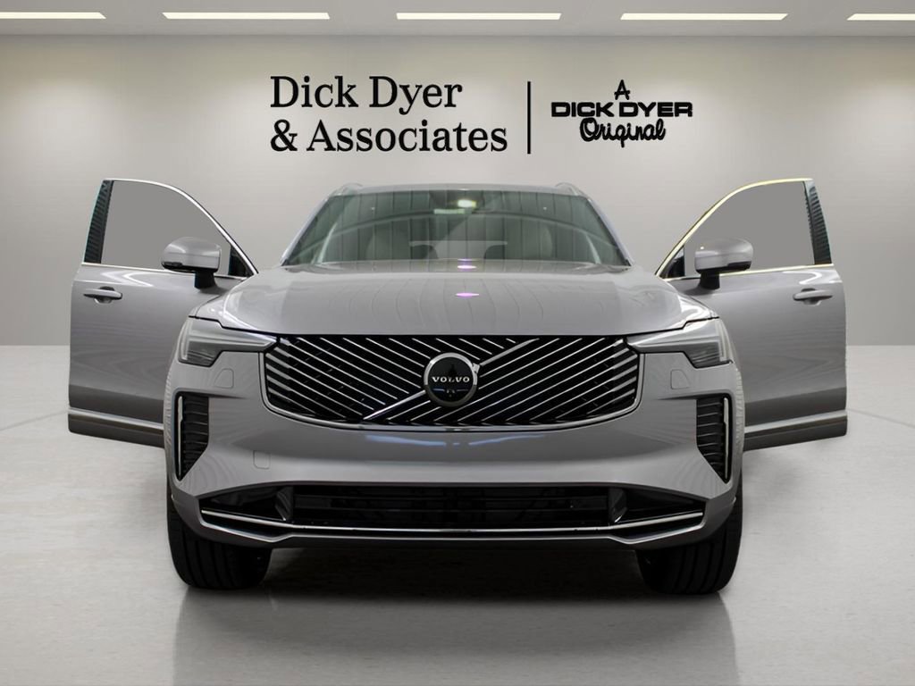 New 2026 Volvo XC90 B5 Plus w/ Protection Package Premier image 7