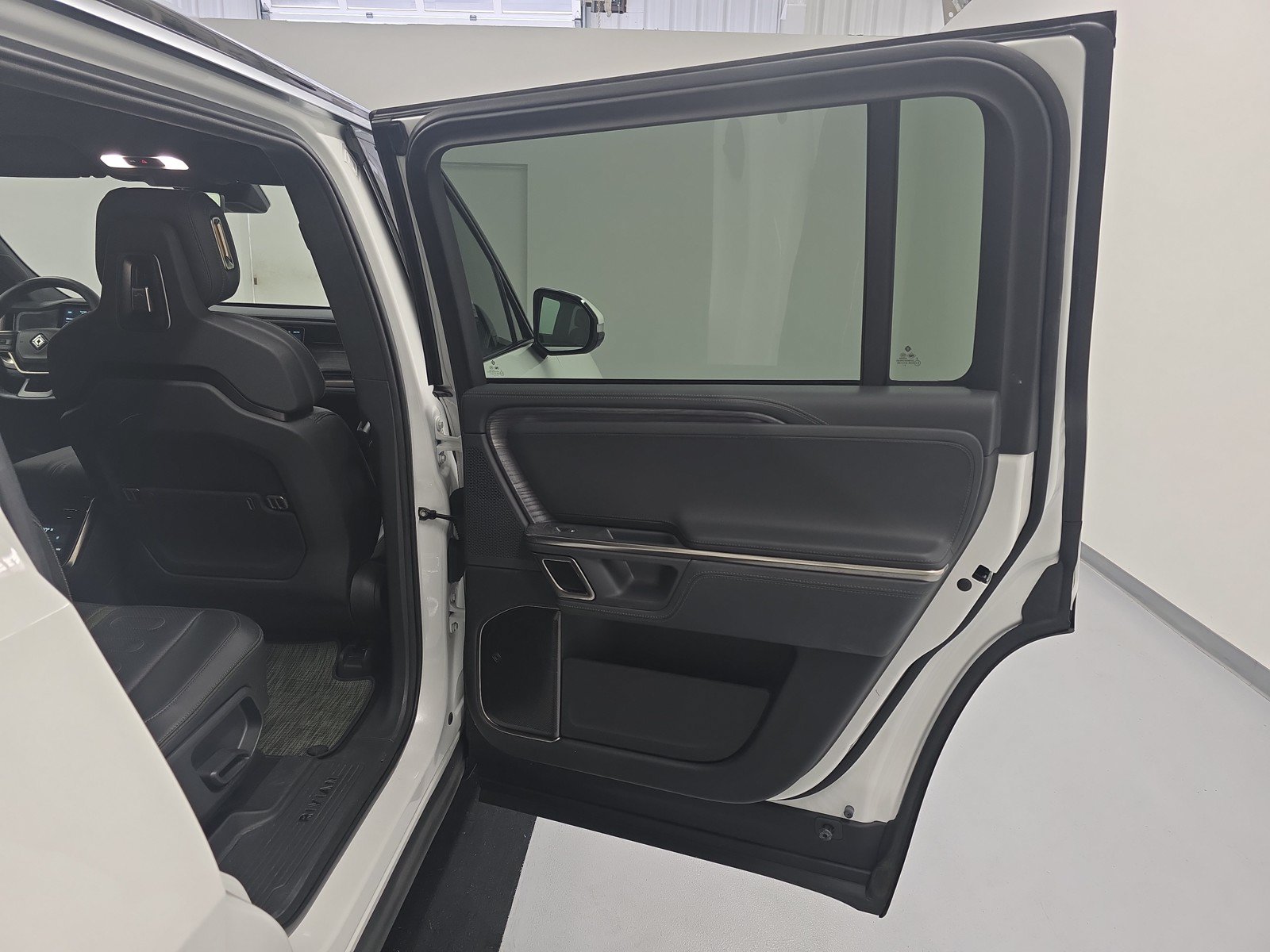 Used 2024 Rivian R1S Adventure AWD/4WD image 19
