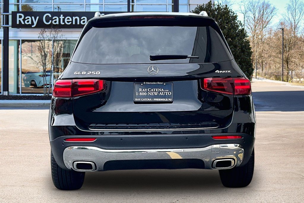 Used 2026 Mercedes-Benz GLB 250 4MATIC image 4