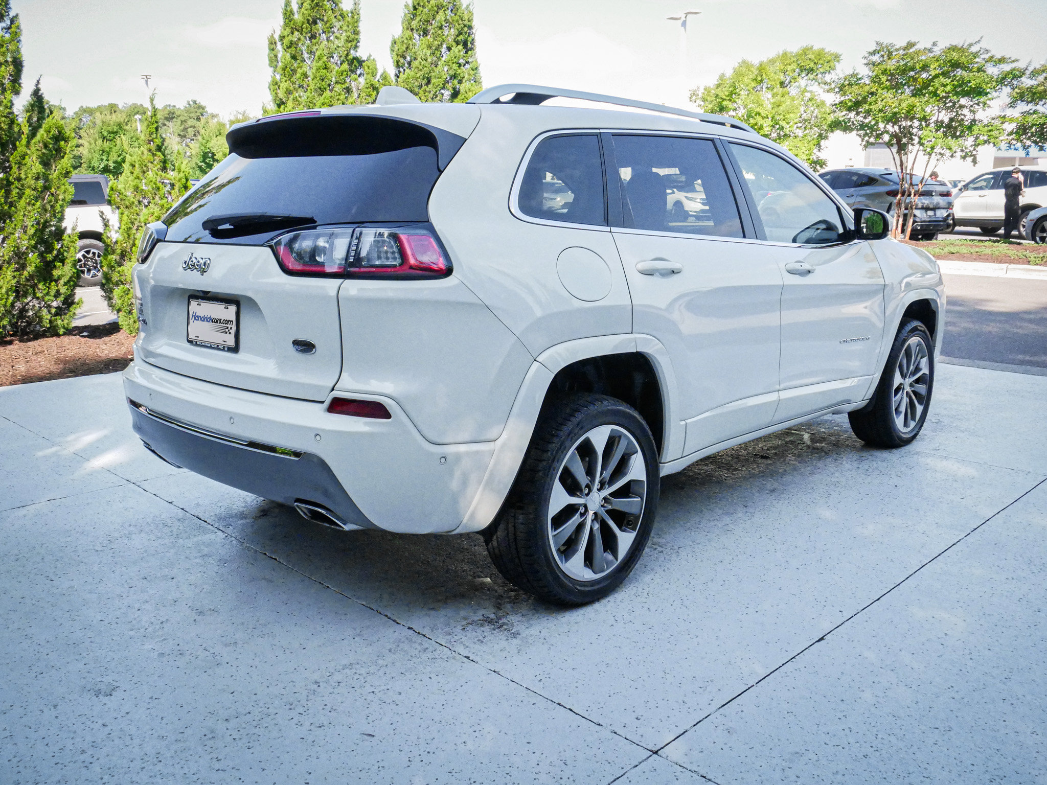 Used 2019 Jeep Cherokee Overland w/ Technology Group AWD/4WD image 10