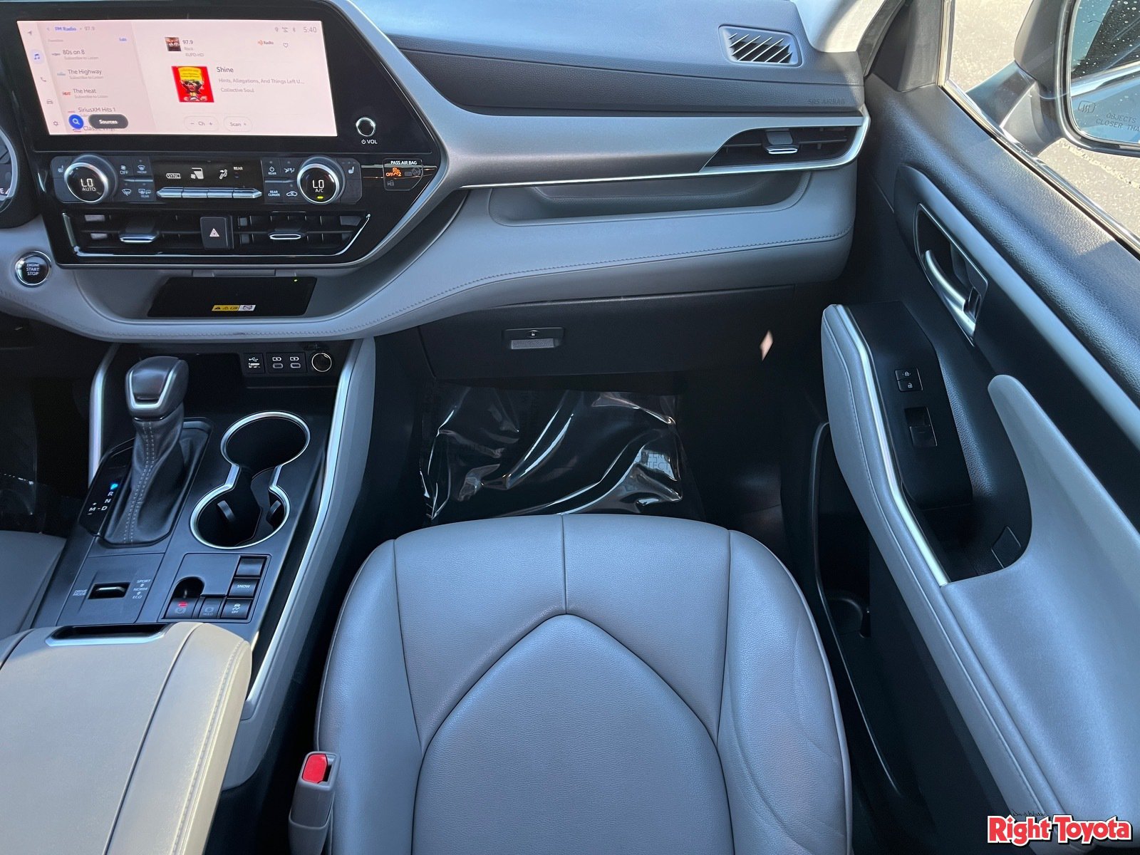 Used 2023 Toyota Highlander XLE FWD image 19