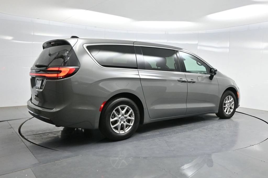 Used 2025 Chrysler Pacifica Select FWD image 48