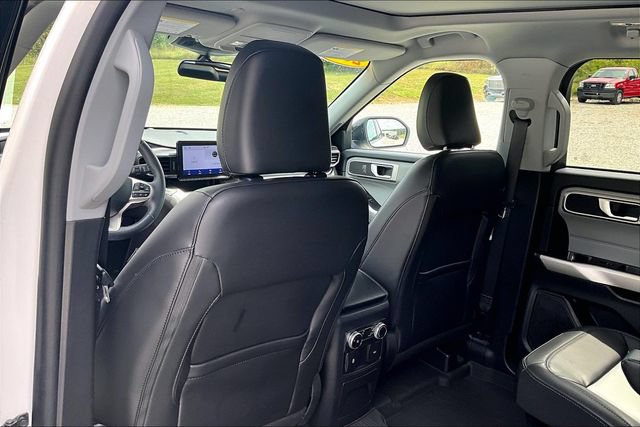 Used 2024 Ford Explorer XLT w/ Equipment Group 202A AWD/4WD image 32