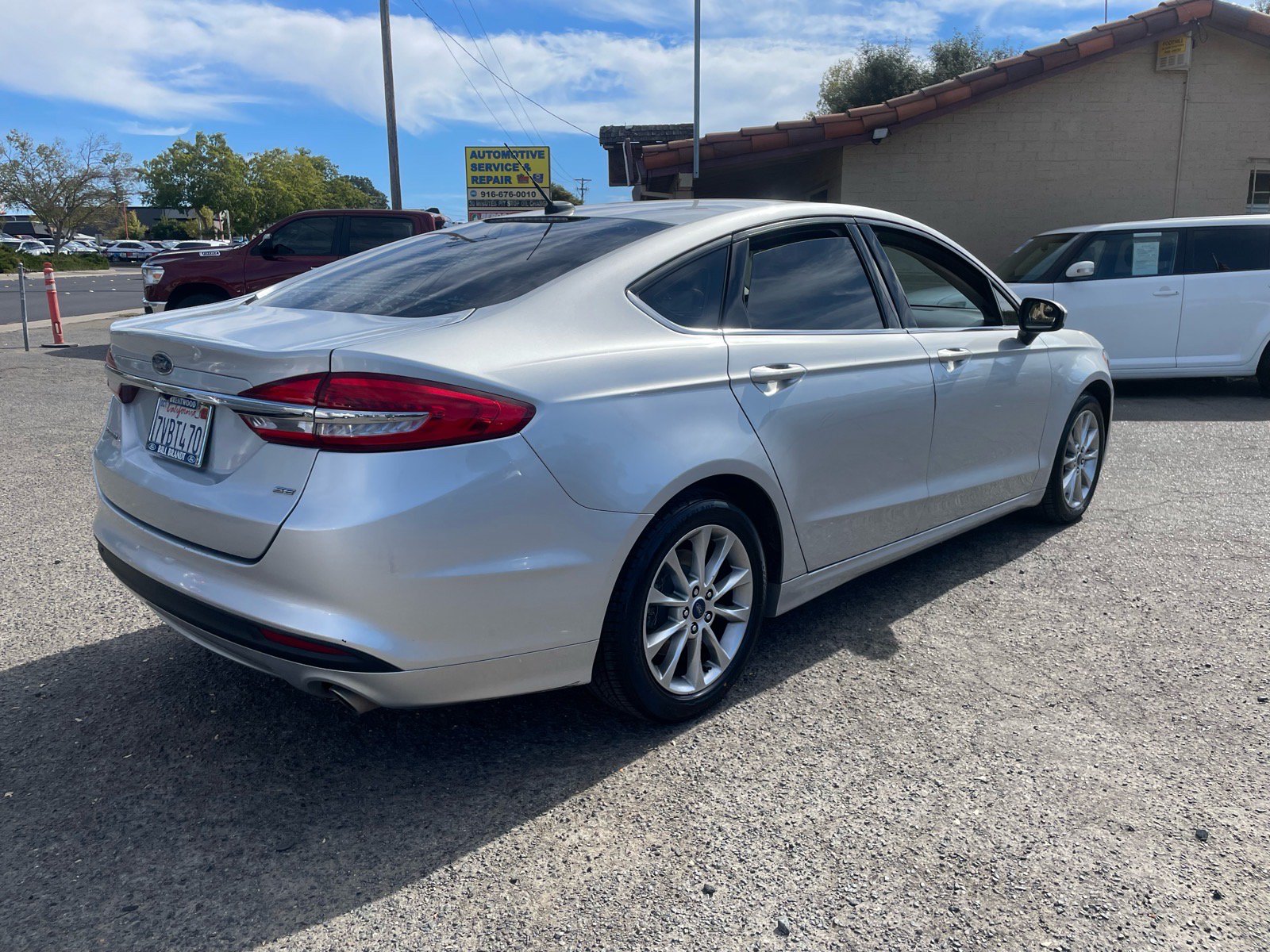 Used 2017 Ford Fusion SE FWD image 4