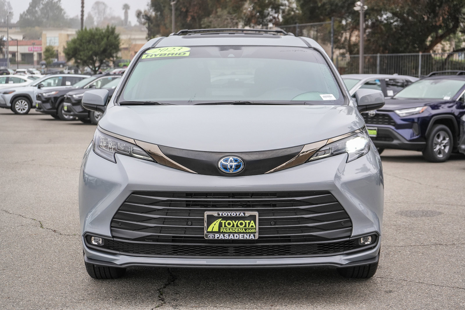 Used 2023 Toyota Sienna XLE Woodland Edition image 2