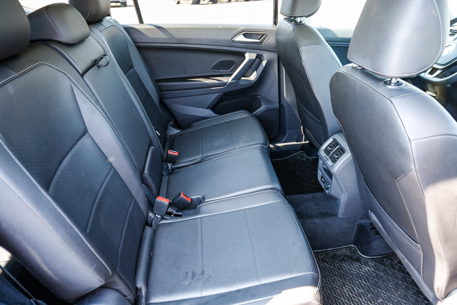 Used 2020 Volkswagen Tiguan SEL image 17