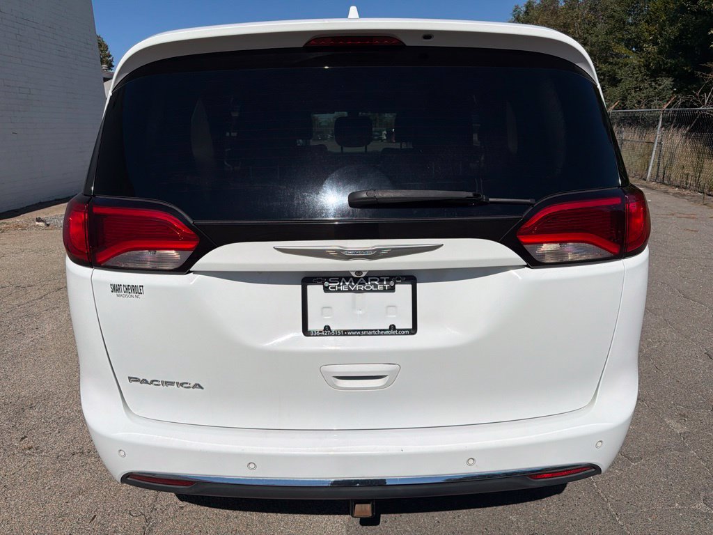 Used 2017 Chrysler Pacifica Touring-L FWD image 3