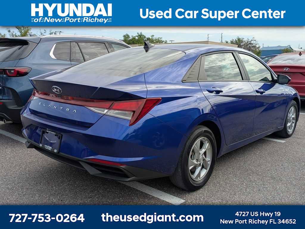 Used 2023 Hyundai Elantra SE w/ Cargo Package image 3