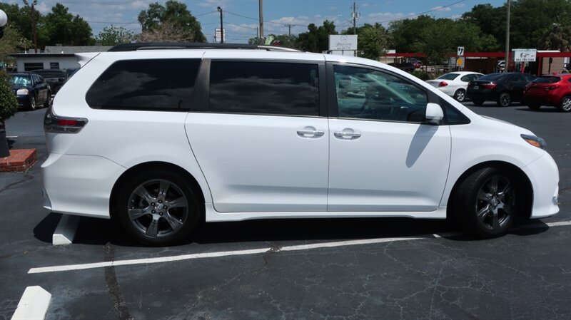 Used 2017 Toyota Sienna SE Premium FWD image 6