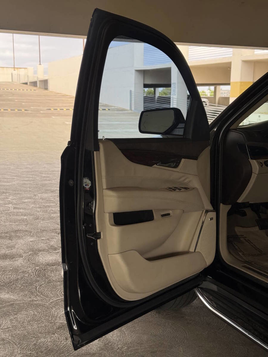 Used 2015 Cadillac Escalade Luxury AWD/4WD image 28