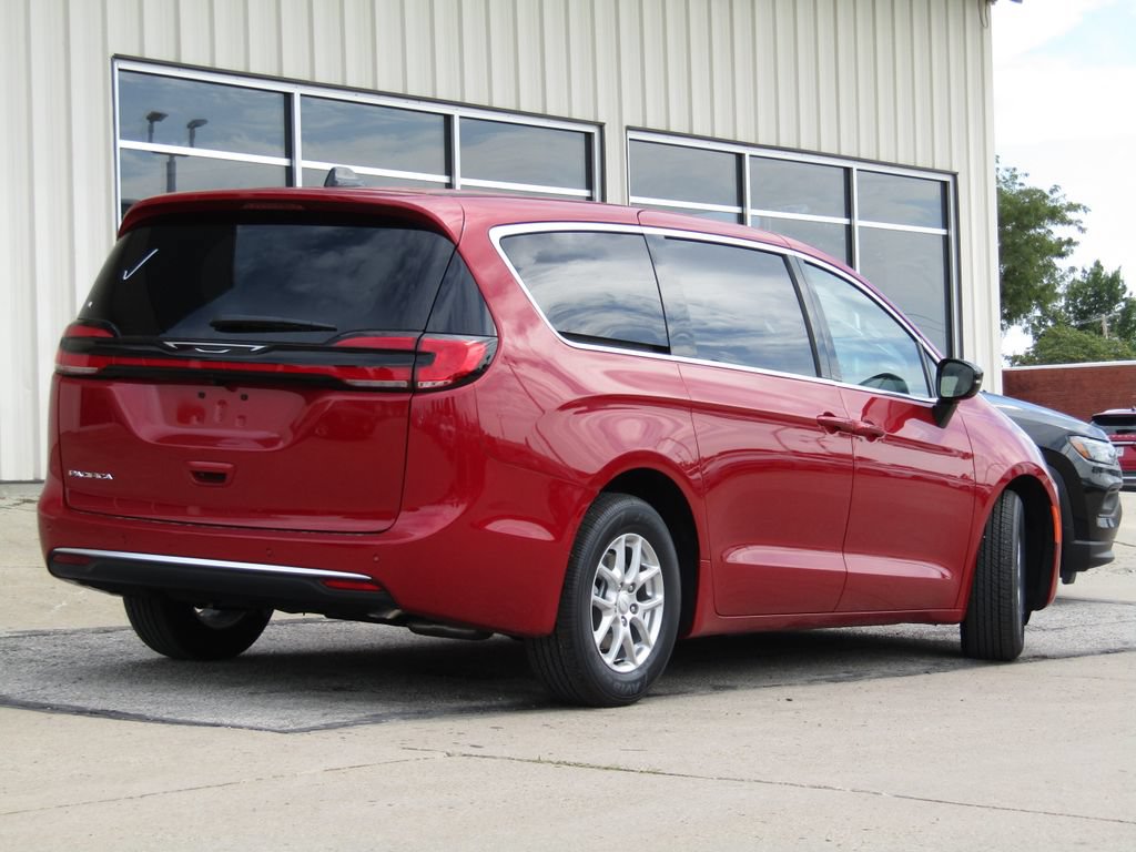 New 2027 Chrysler Pacifica Select FWD image 3