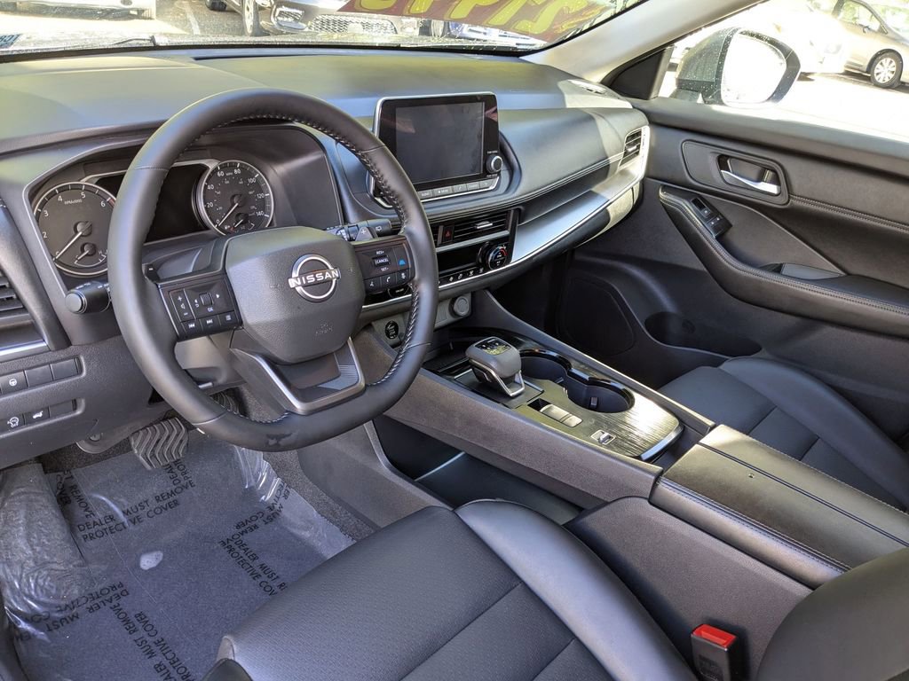 Used 2025 Nissan Rogue SV w/ SV Premium Package image 14