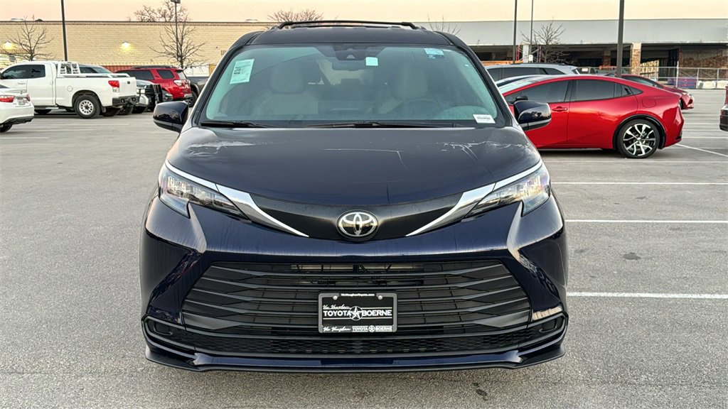 New 2026 Toyota Sienna LE image 2