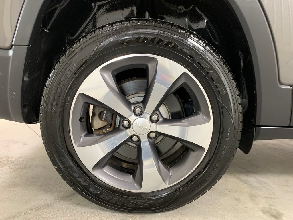 Used 2019 Jeep Cherokee Limited AWD/4WD image 11