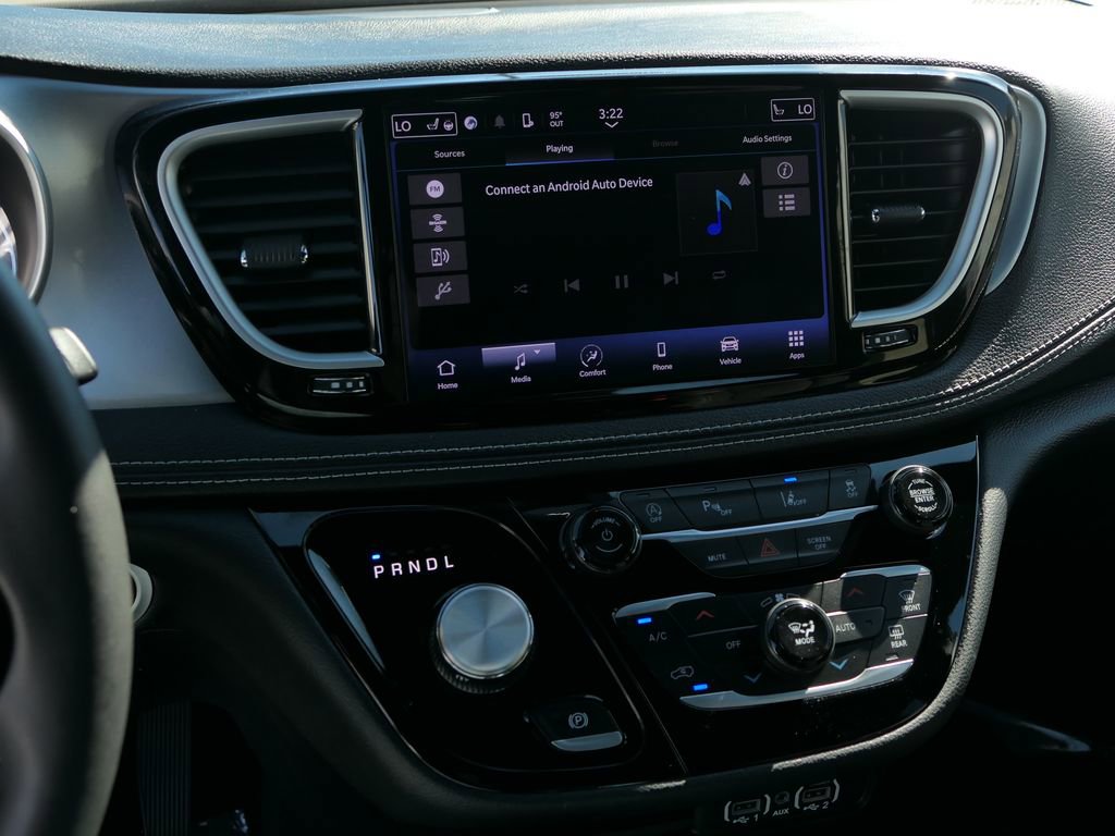 Used 2024 Chrysler Pacifica Touring image 18