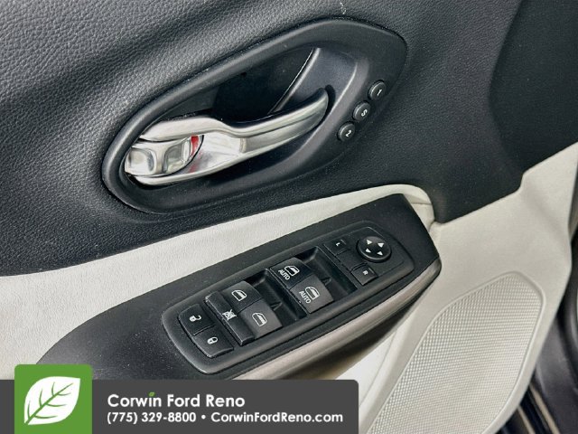 Used 2019 Jeep Cherokee Overland w/ Technology Group AWD/4WD image 21