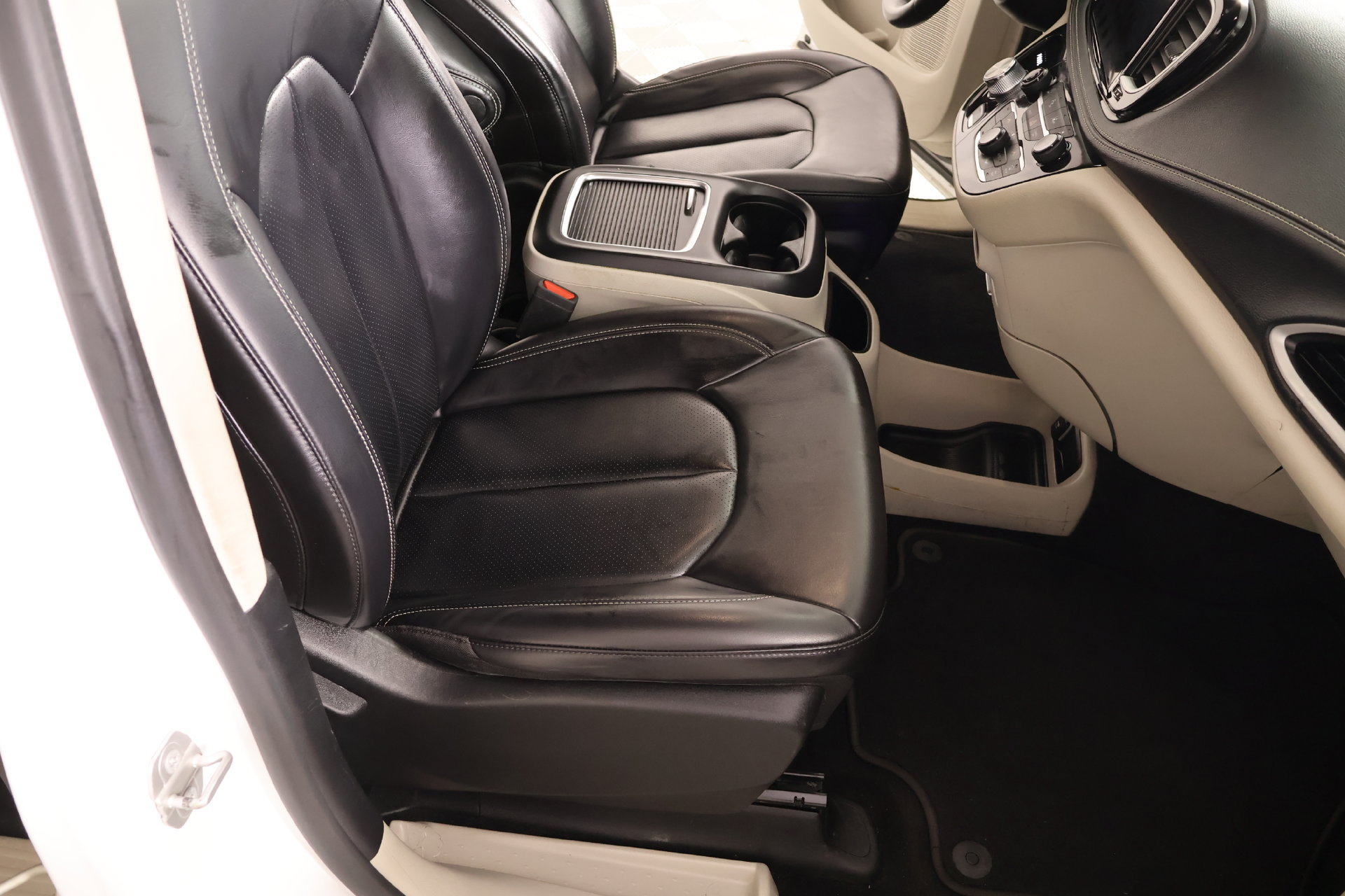 Used 2023 Chrysler Pacifica Touring-L FWD image 14