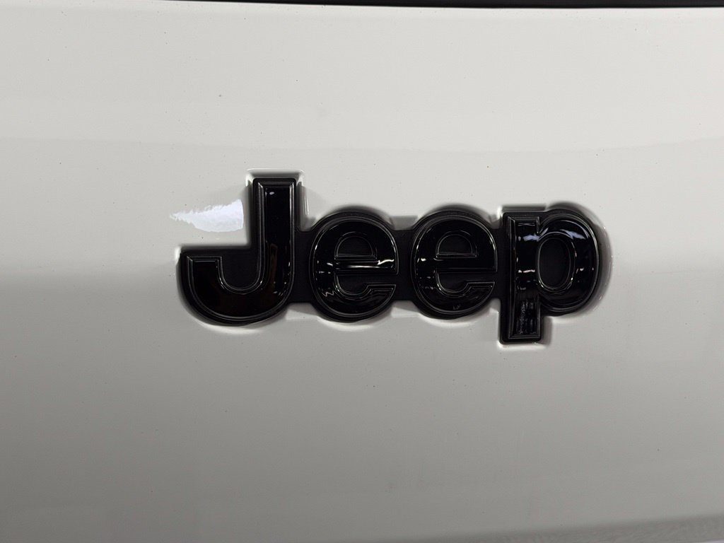 Used 2024 Jeep Grand Cherokee L Altitude RWD image 11