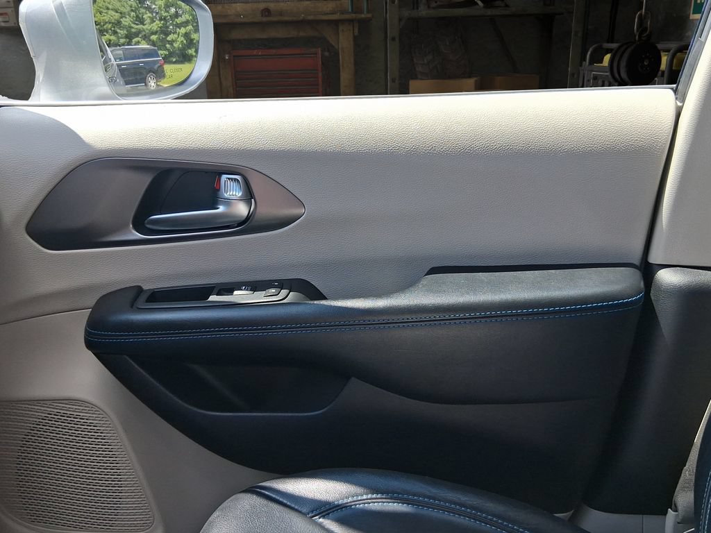 Used 2021 Chrysler Pacifica Touring-L FWD image 14
