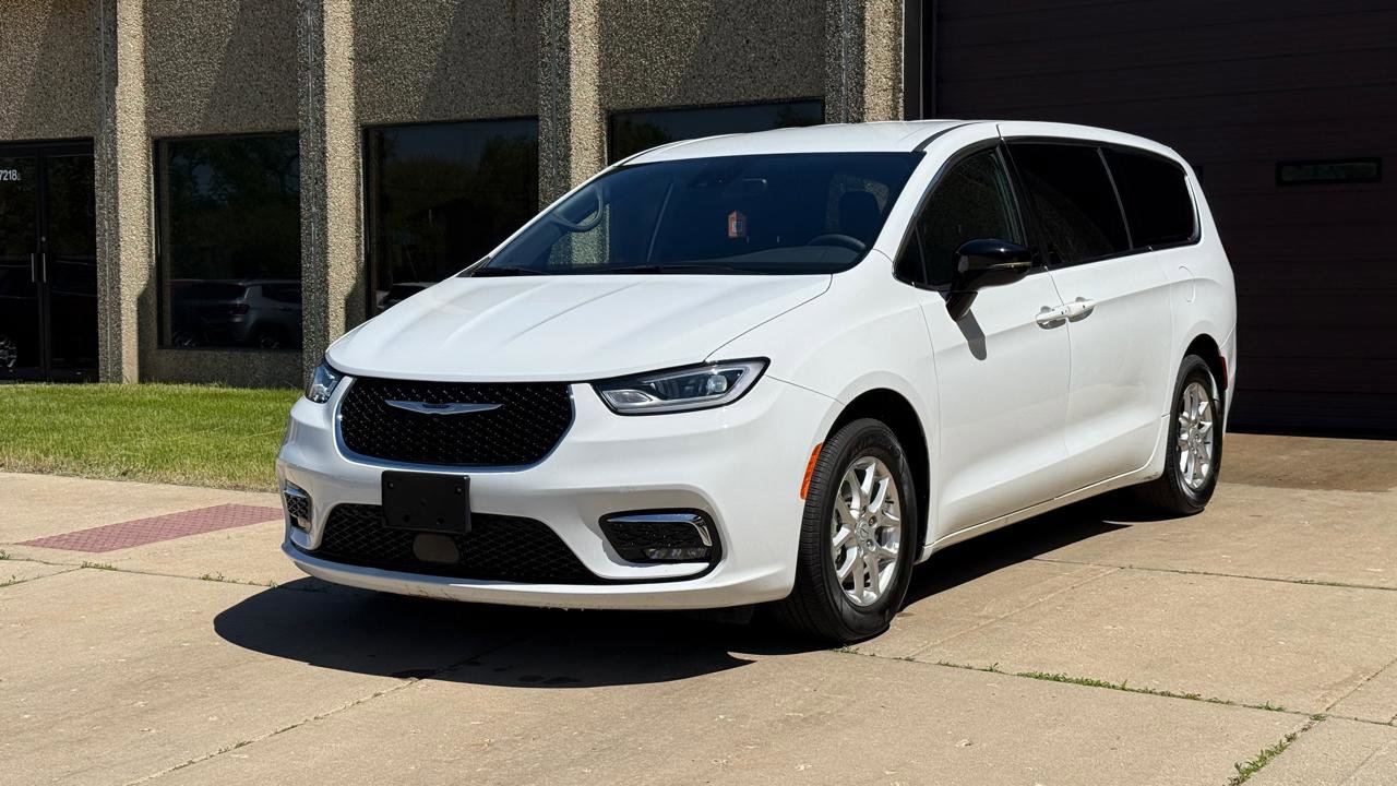 Used 2025 Chrysler Pacifica Select FWD image 3