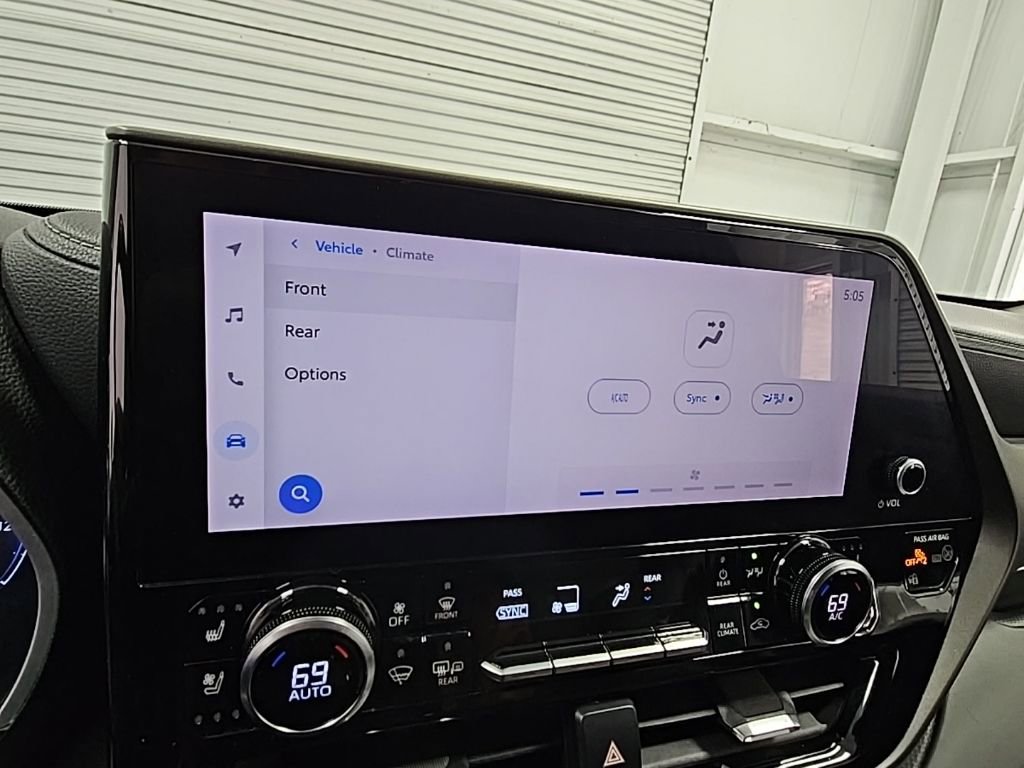 Used 2023 Toyota Highlander Limited image 17