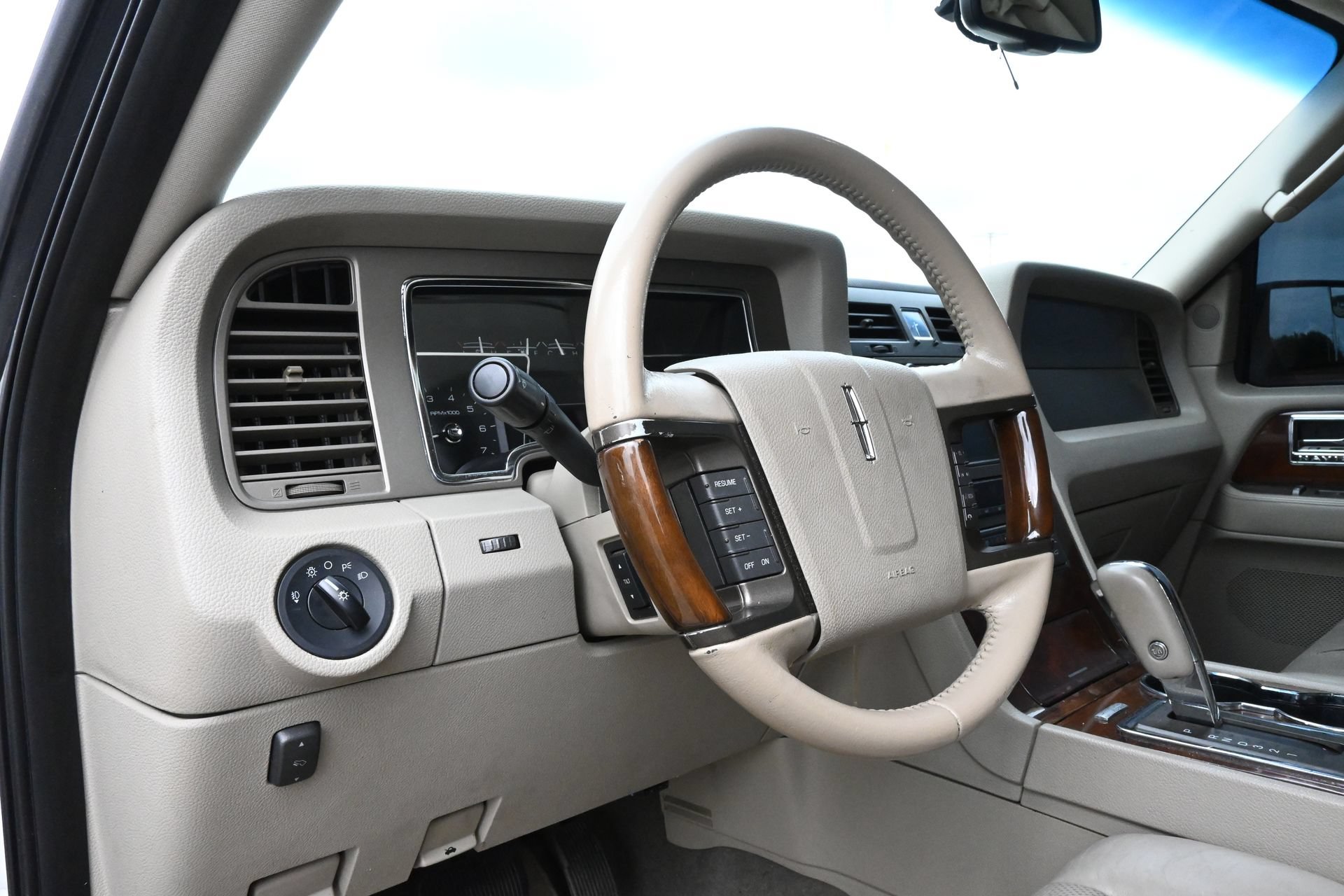 Used 2013 Lincoln Navigator 2WD w/ HD Trailer Tow Pkg image 17