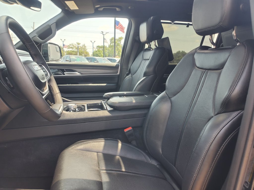 Used 2024 Jeep Wagoneer L Series III w/ Premium Group I AWD/4WD image 5