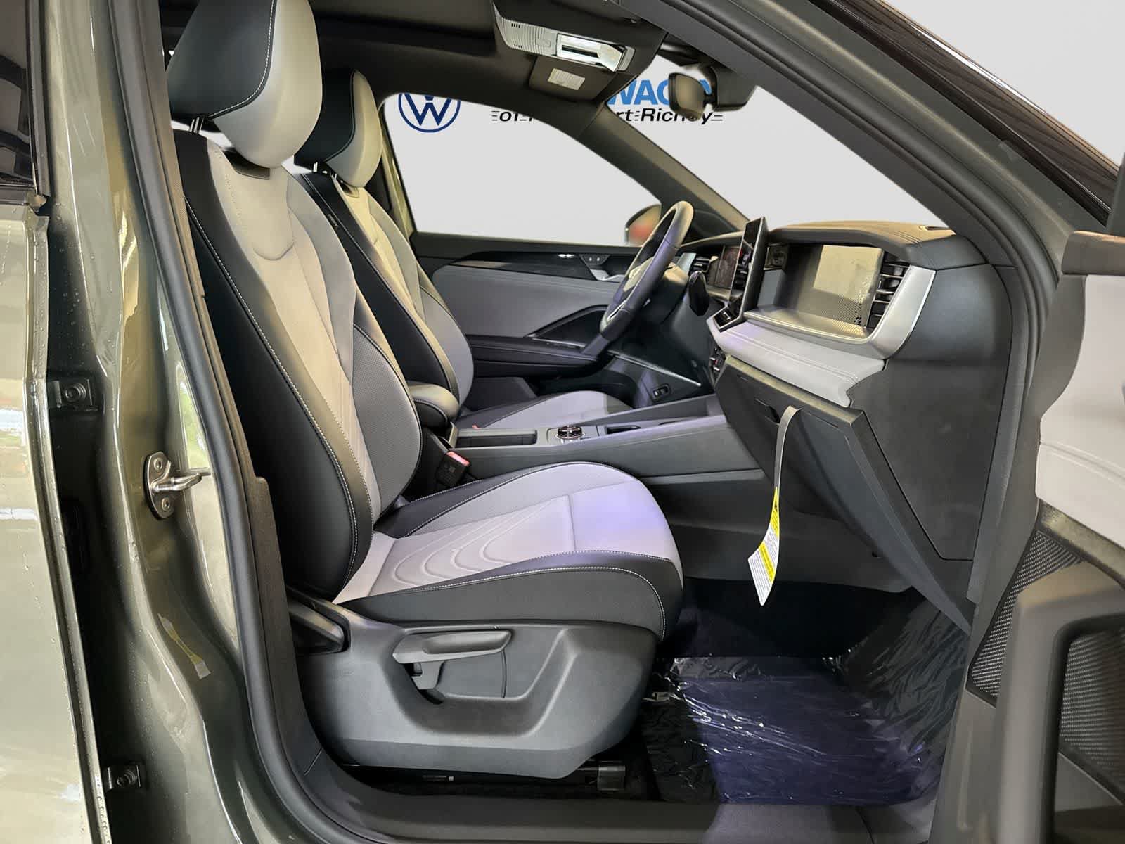 New 2026 Volkswagen Tiguan SE R-Line FWD image 28