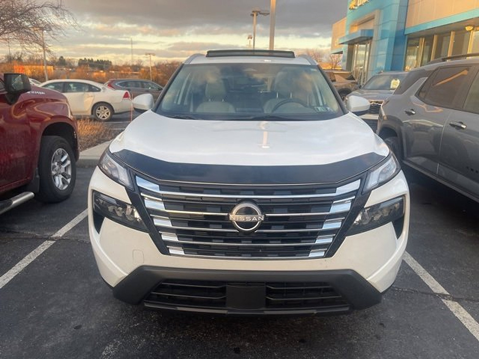 Used 2024 Nissan Rogue SV w/ SV Premium Package image 2