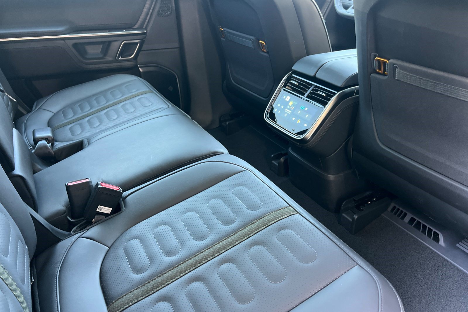 Used 2024 Rivian R1S Adventure AWD/4WD image 36