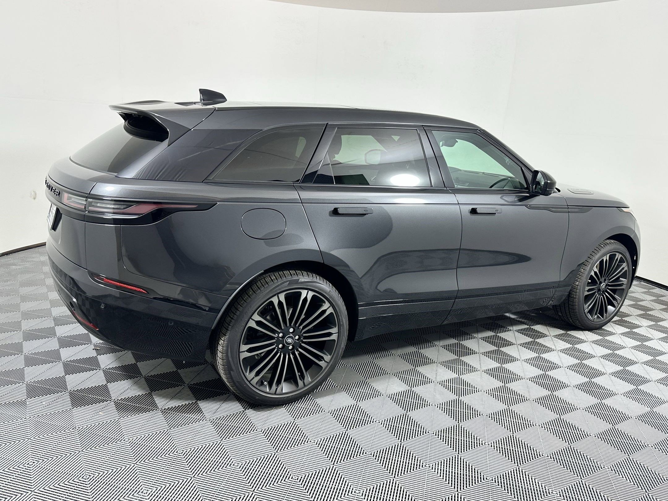 New 2026 Land Rover Range Rover Velar Dynamic SE image 19