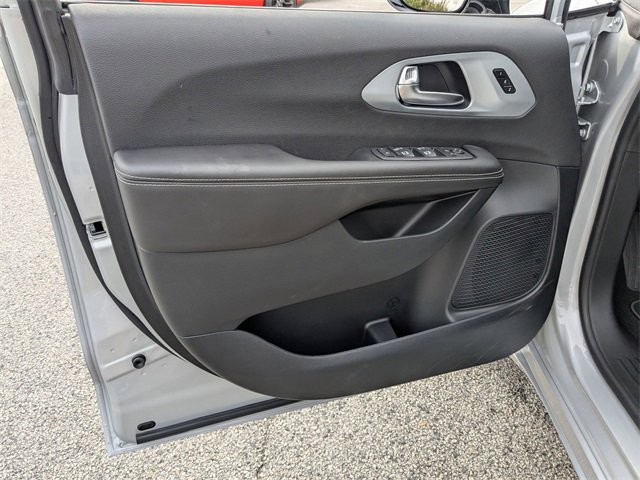 New 2026 Chrysler Pacifica Limited w/ Trailer Tow Group image 11