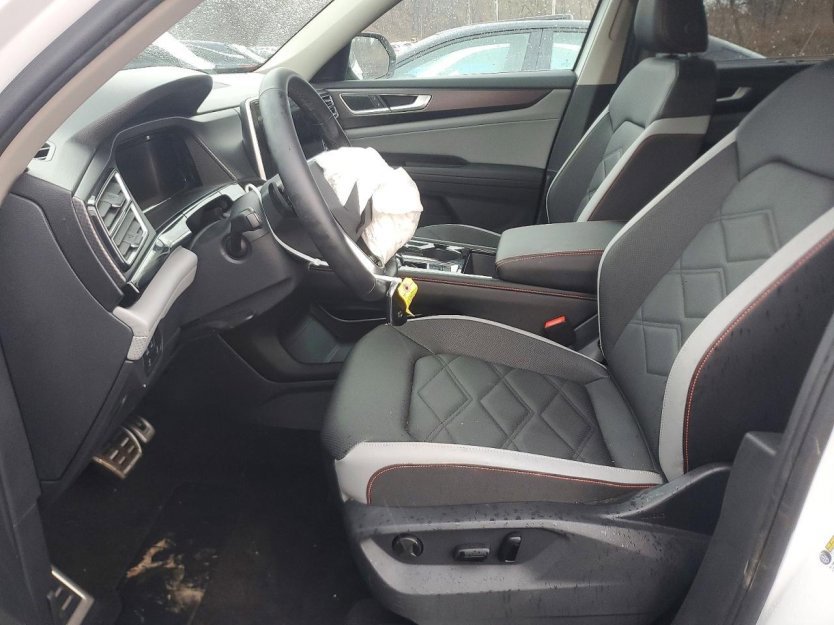 Used 2025 Volkswagen Atlas Peak Edition SE AWD/4WD image 6