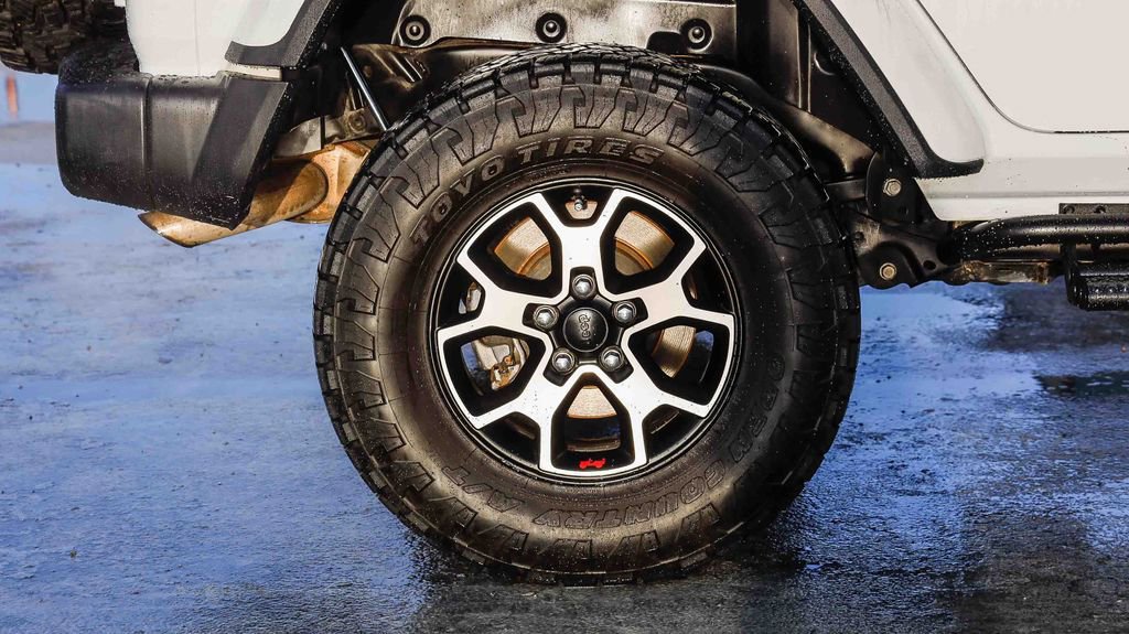 Used 2019 Jeep Wrangler Unlimited Sahara image 12