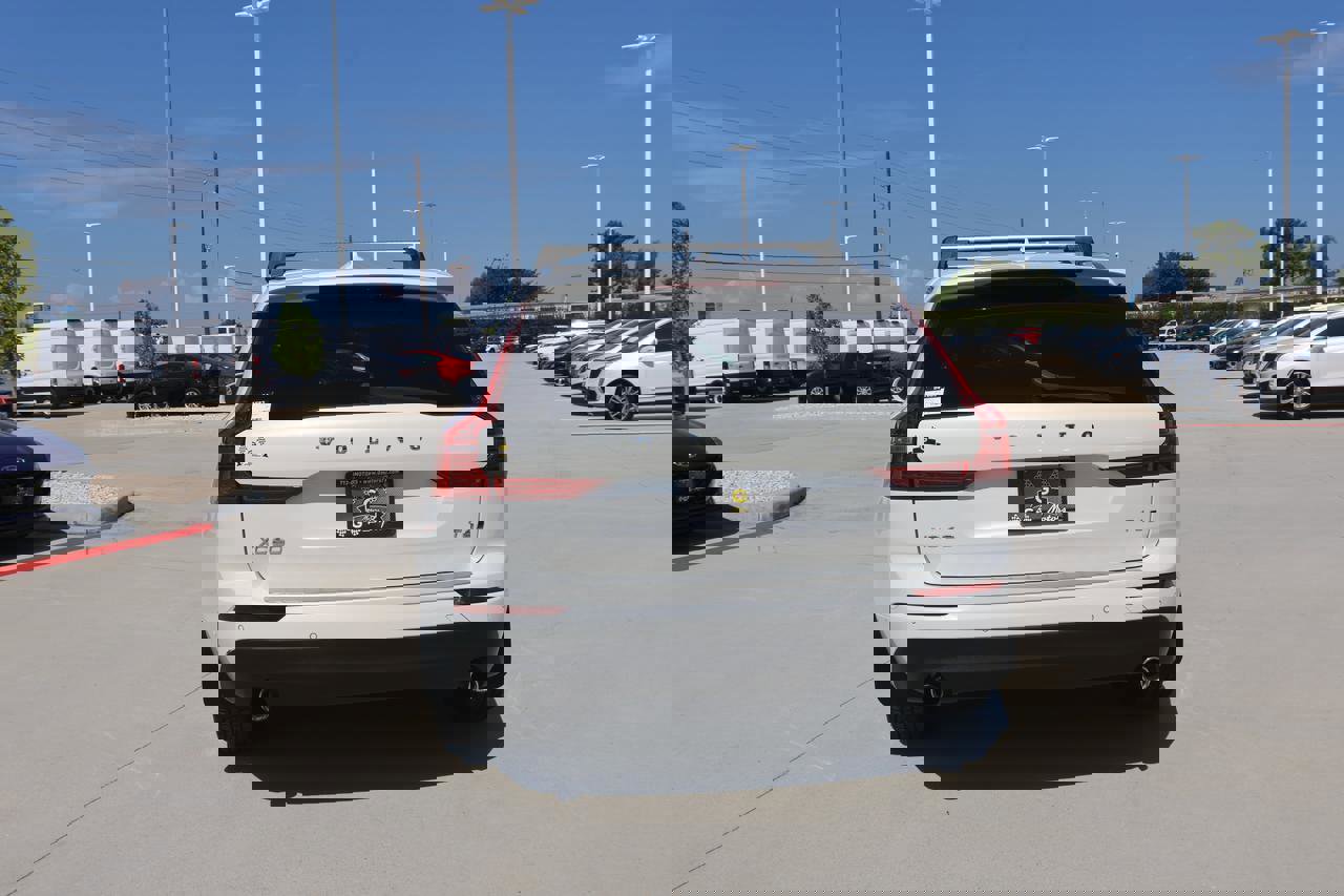 Used 2018 Volvo XC60 T6 Momentum w/ Convenience Package image 4