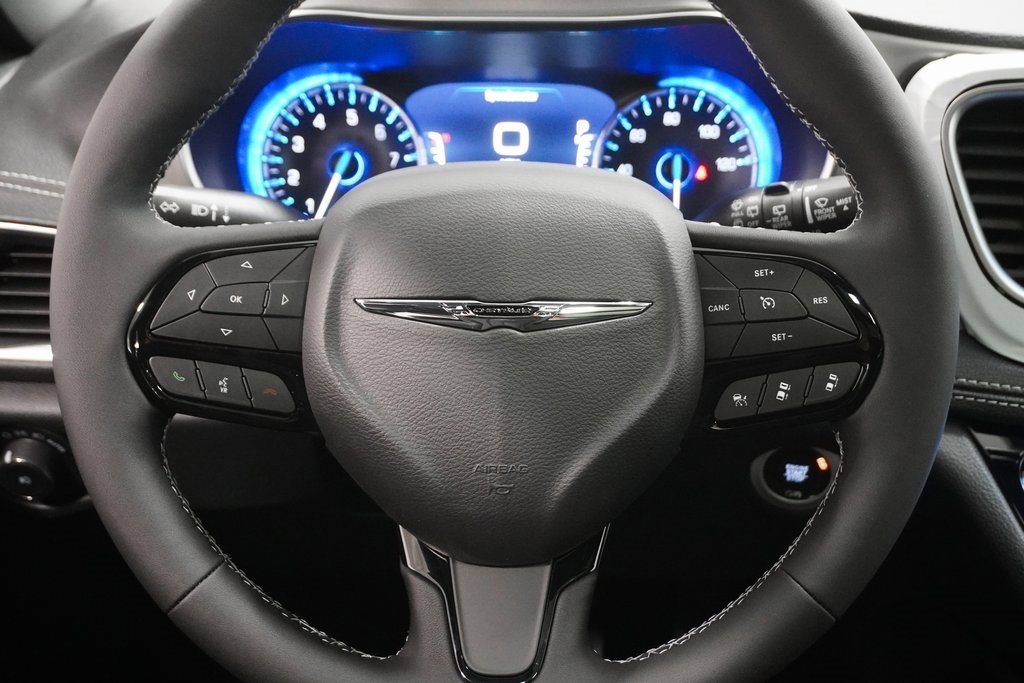 Used 2024 Chrysler Pacifica Limited w/ S Appearance Package image 25