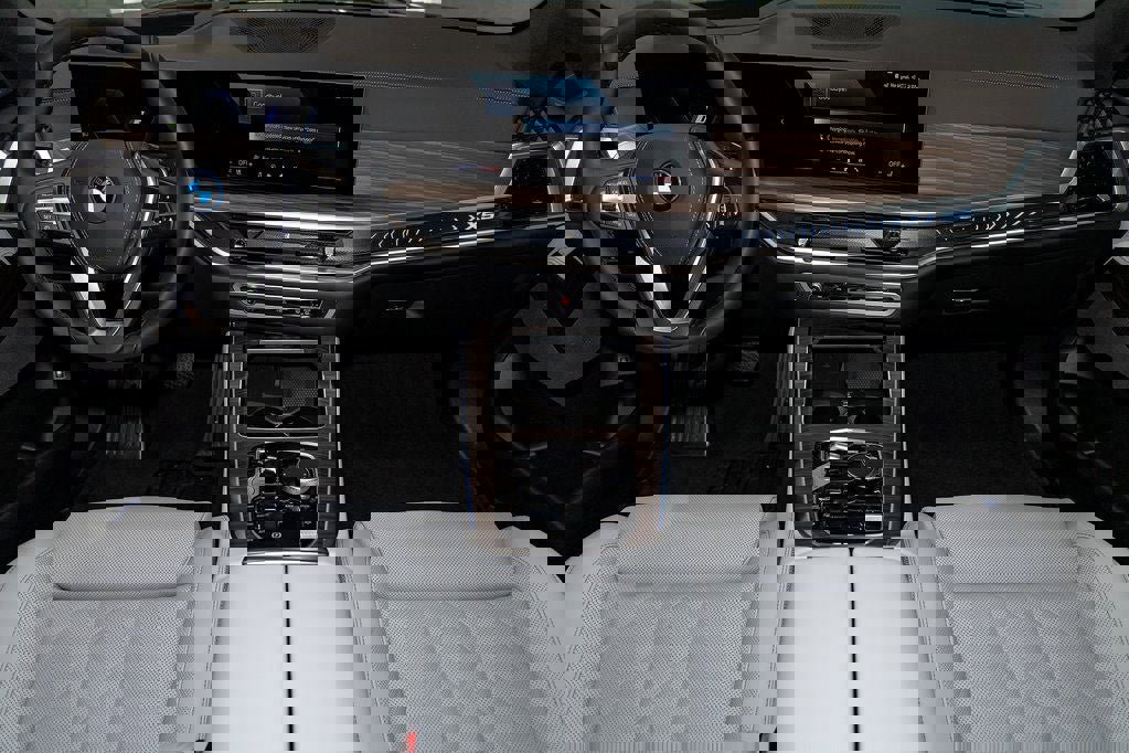 New 2026 BMW X5 xDrive50e w/ Premium Package image 39