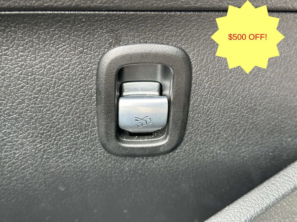 Used 2025 Mercedes-Benz C 300 4MATIC Sedan image 21