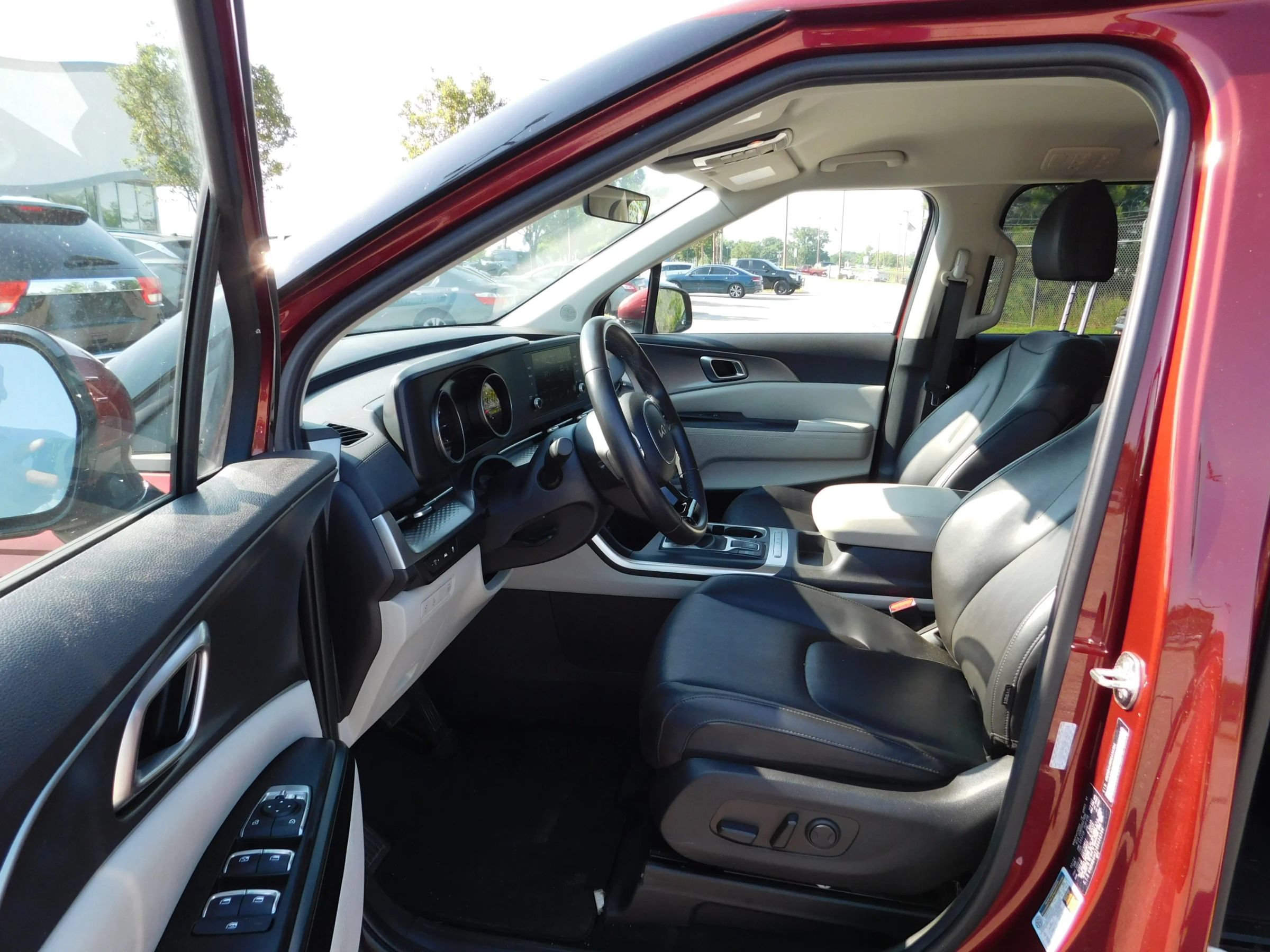 Used 2024 Kia Carnival LX FWD image 11