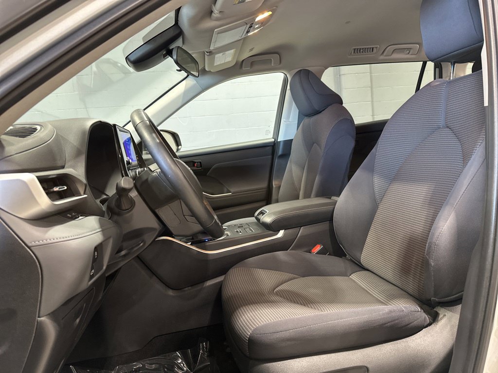 Used 2023 Toyota Highlander LE AWD/4WD image 12