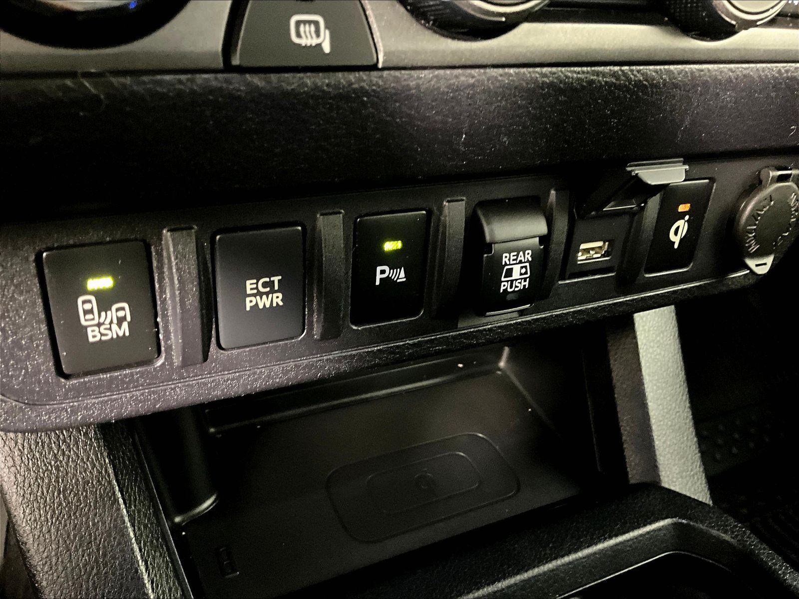 Used 2020 Toyota Tacoma TRD Off-Road w/ TRD Premium Off Road Package AWD/4WD image 17