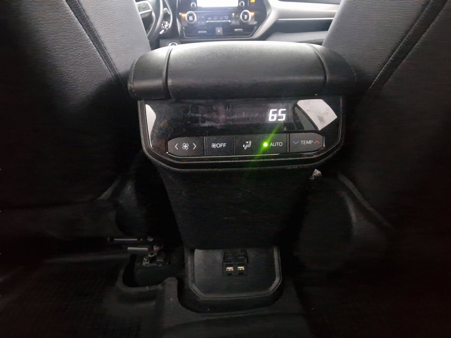 Used 2021 Toyota Highlander XLE image 31