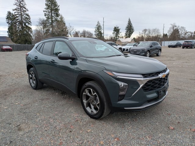 Used 2025 Chevrolet Trax LT w/ LT Convenience Package image 3