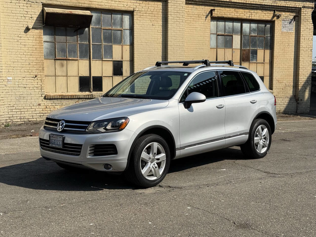 Used 2012 Volkswagen Touareg Sport image 2
