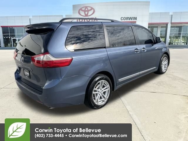 Used 2015 Toyota Sienna XLE w/ XLE Navigation Package image 5