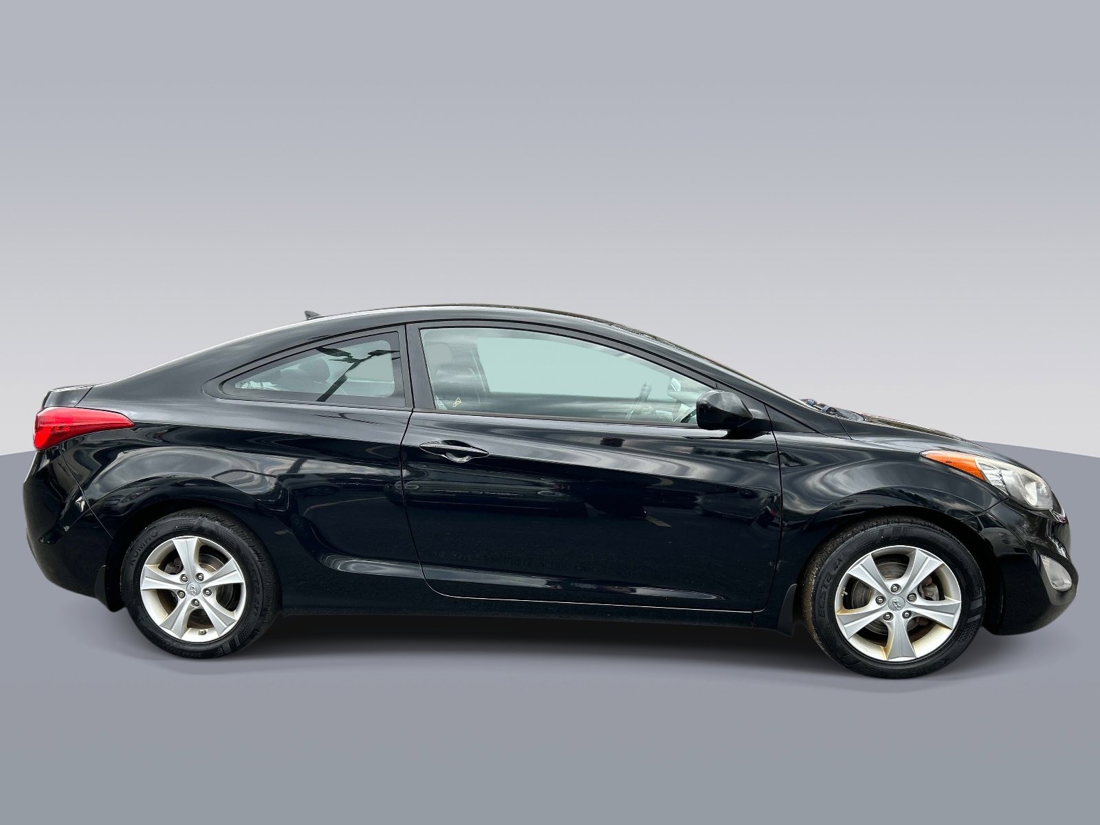 Used 2013 Hyundai Elantra FWD image 2
