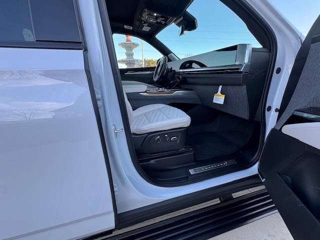 Used 2026 Cadillac Escalade ESV Platinum Sport w/ LPO, Floor Liner Package AWD/4WD image 10